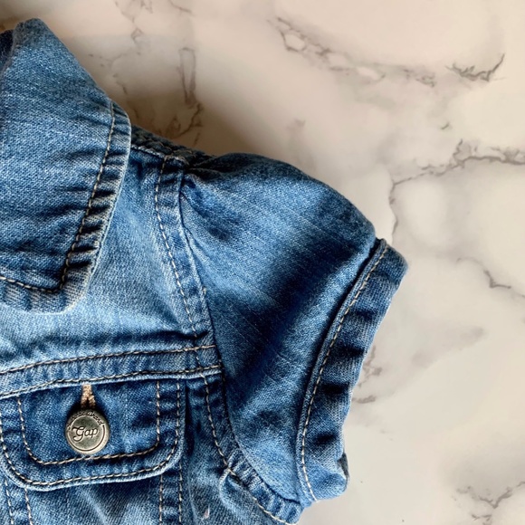 🔥HOST PICK!🔥 Gap Jeans Baby Jean Jacket 6-12 months - Picture 4 of 7